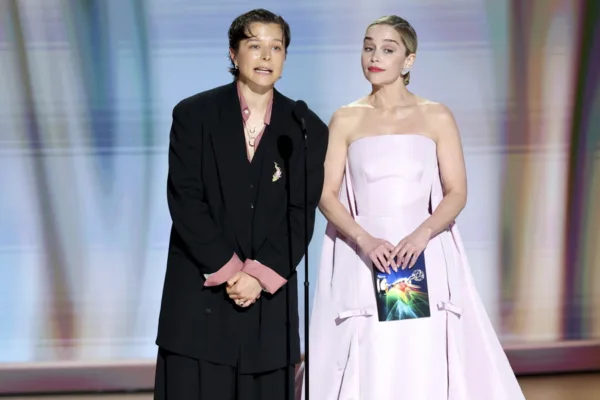 Η Emilia Clarke και η Emma D’Arcy στην σκηνή των Emmy 2026, φέρνοντας το «Game of Thrones» ξανά στο προσκήνιο.