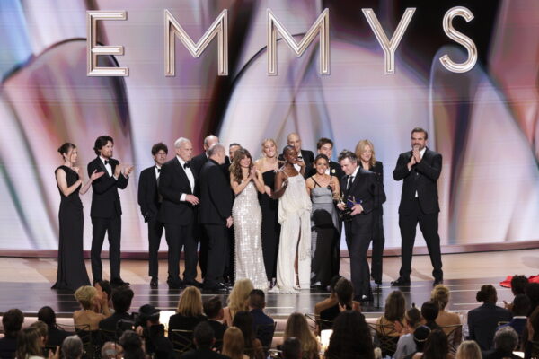 Τα Βραβεία Emmy 2026: Το «Widow’s Bay» σάρωσε με 14 βραβεία, το «The Pitt» κέρδισε στην κατηγορία δραματικής σειράς