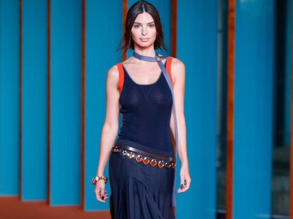 Tory Burch Άνοιξη 2027: Η τέχνη της σιωπηλής πολυτέλειας στον κήπο του Isamu Noguchi