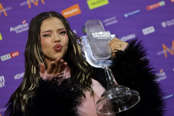 Η εκπρόσωπος της Βόρειας Μακεδονίας στη Eurovision 2027 ποζάρει με το βραβείο μετά από 4 χρόνια απουσίας.