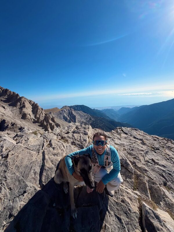 Γυναίκα με σκύλο απολαμβάνουν τη θέα από ψηλά βουνά, αποκαλύπτοντας το «ησυχαστήριό» της.