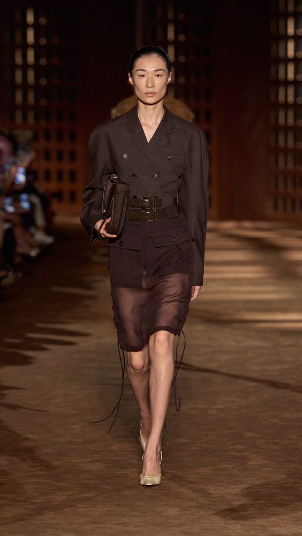 Μοντέλο παρουσιάζει τη νέα συλλογή Ferragamo SS27 με ρούχα που θυμίζουν τη γοητεία των 40's.