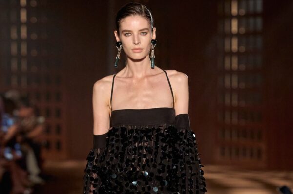 Ferragamo SS27: Η ακατέργαστη γοητεία των 40’s αποτυπώνεται στη νέα συλλογή του οίκου