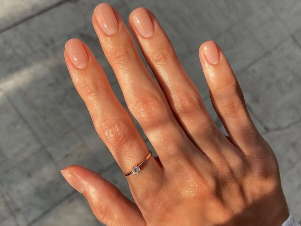 Foundation nails: Το «second skin» μανικιούρ που λατρεύουν οι trendsetters φέτος