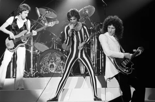 freddie_mercury_outfits