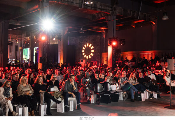 Πλήθος κόσμου παρακολουθεί εκδήλωση Gastrosophy Fest στην Αθήνα με εντυπωσιακά σκηνικά και φωτισμό.