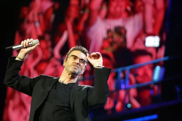 Ο George Michael τραγουδάει στο πλαίσιο της επερχόμενης κυκλοφορίας του trailer του «Faith Tour».