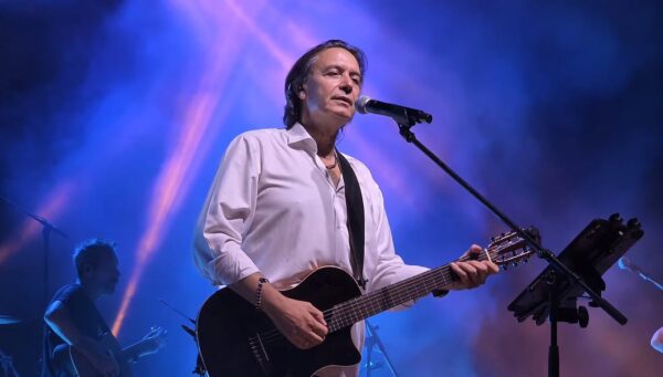 Η βροχή ανέβαλε τη συναυλία του Γιάννη Κότσιρα στο Βεάκειο, όχι όμως το τραγούδι – Δες το βίντεο