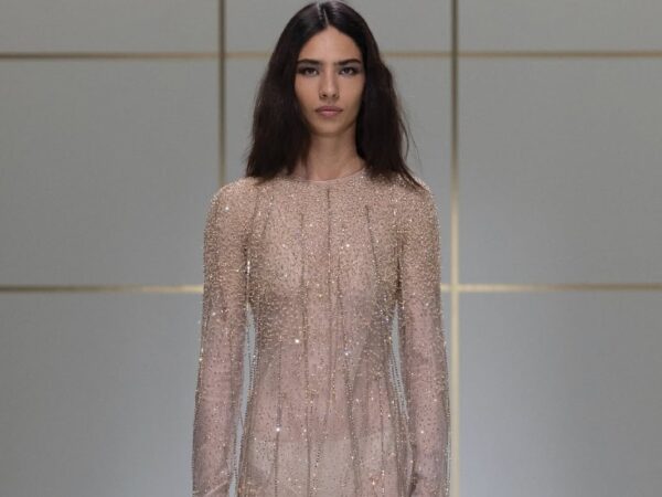 Giorgio Armani SS27: Όταν οι βάτες επιστρέφουν για να ορίσουν τη νέα γυναικεία σιλουέτα