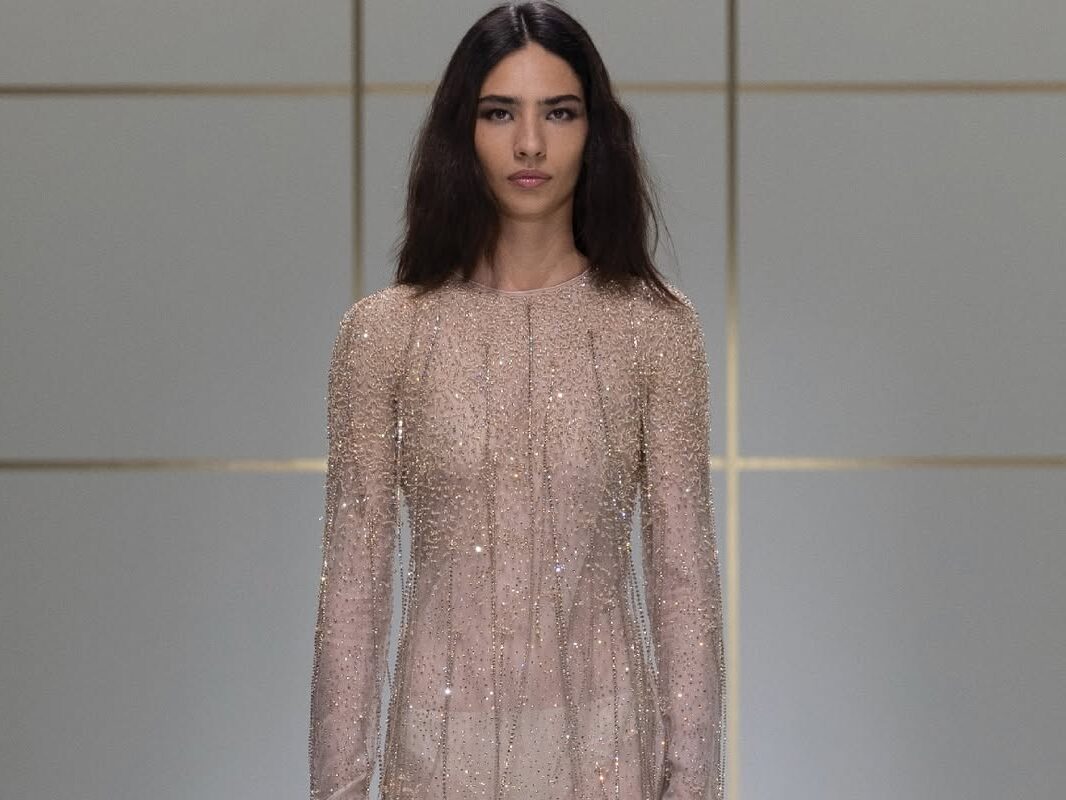 Giorgio Armani SS27: Όταν οι βάτες επιστρέφουν για να ορίσουν τη νέα γυναικεία σιλουέτα