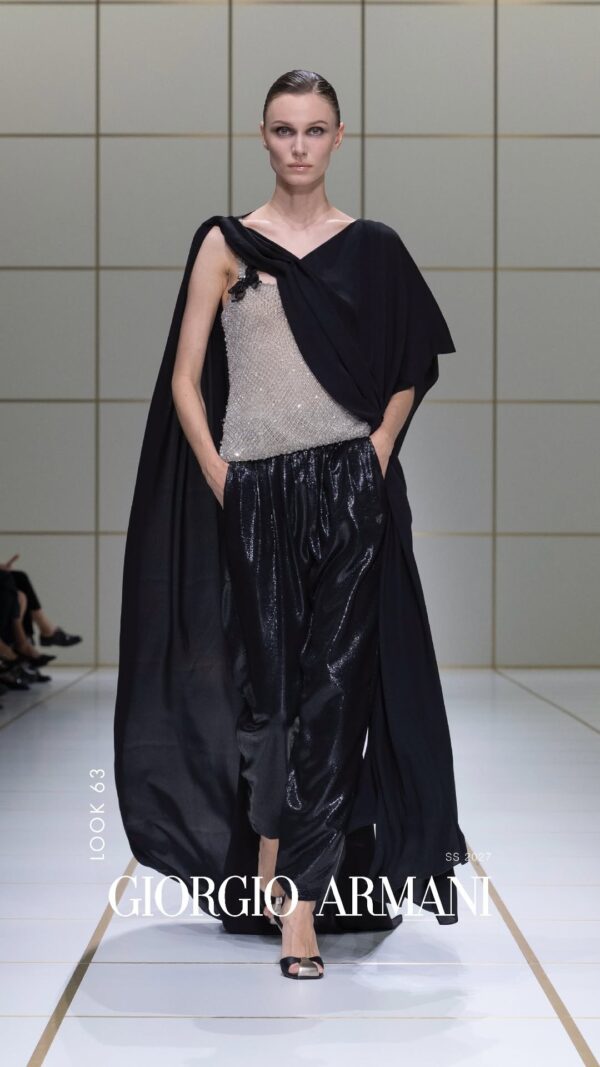 Μοντέλο παρουσιάζει δημιουργία Giorgio Armani SS27 με βάτες και γυναικεία σιλουέτα σε πασαρέλα.