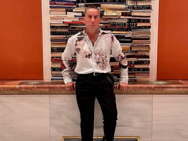 Ο ανιψιός του Γιώργου Μαζωνάκη τραγουδά το «Ώρες Μικρές» – Δες το βίντεο