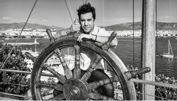 Ο Γιώργος Μαζωνάκης ποζάρει με το τιμόνι πλοίου, λίγο πριν τα συγκινητικά «αντίο» των επωνύμων.