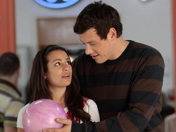 Η Lea Michele και ο Cory Monteith από το «Glee» σε μια σκηνή με μπάλα bowling, καθώς η μεγάλη επιστροφή της σειράς βρίσκεται στα σκαριά.