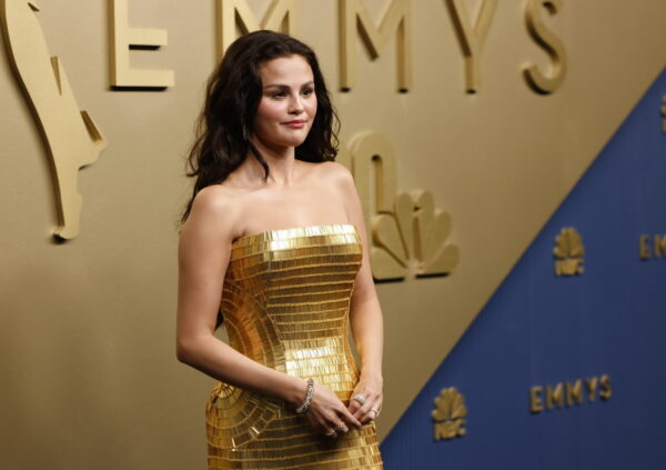 Η Selena Gomez έκλεψε την παράσταση στα Emmys 2026 με χρυσή «πανοπλία» και glam vibes