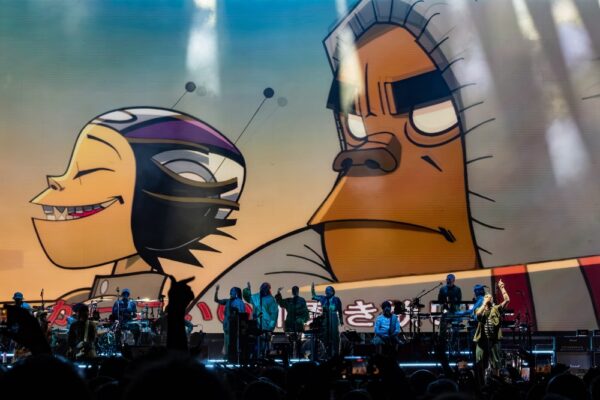 Η συναυλία των Gorillaz με φόντο τα εμβληματικά τους καρτούν, γιορτάζοντας 25 χρόνια παρουσίας στη μουσική σκηνή.