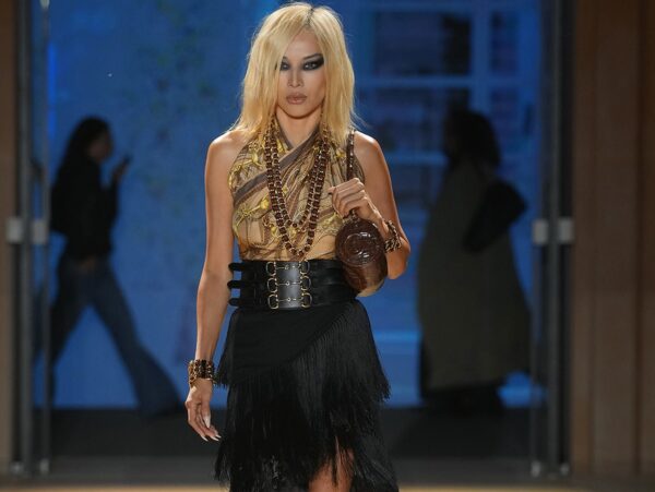 Ο Demna επανασχεδιάζει το DNA του οίκου Gucci για τη συλλογή SS 27