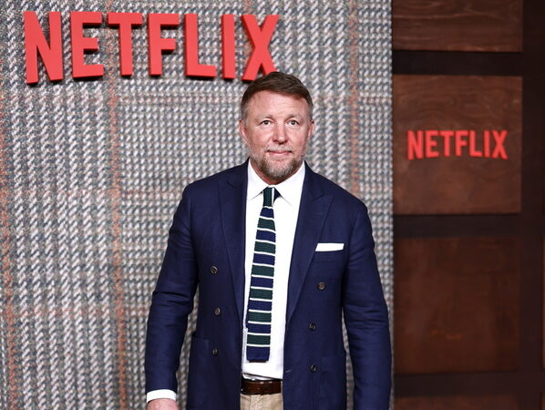 Πώς ο Guy Ritchie μετέτρεψε έναν Δούκα στον απόλυτο γκάνγκστερ στο «The Gentlemen»