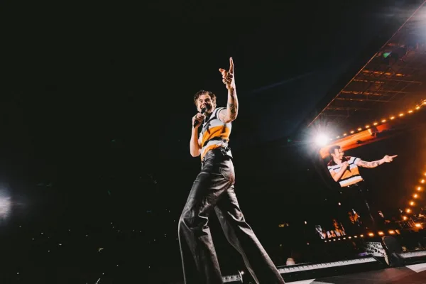 Ο Harry Styles τραγουδάει το «Sign of the times» στο Madison Square Garden με ενέργεια και πάθος.