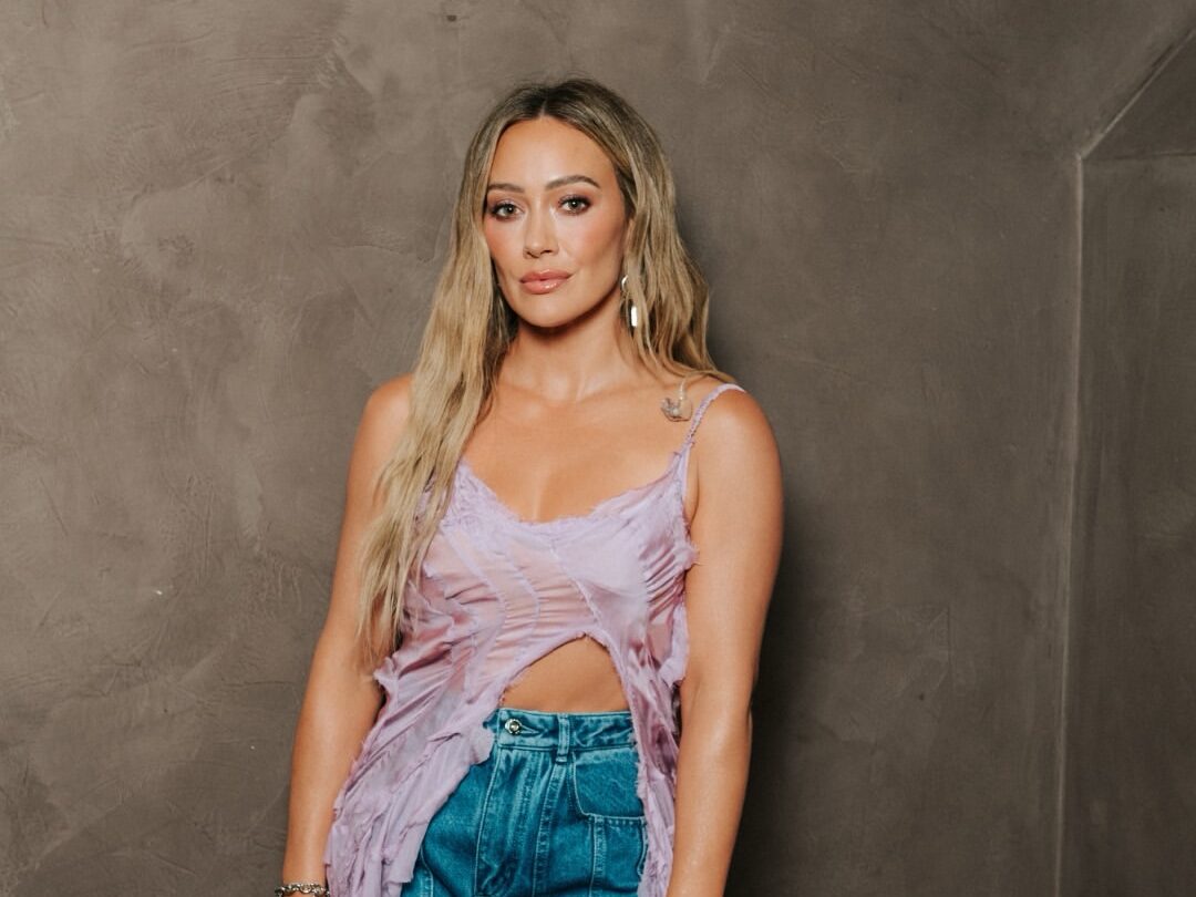 Η Hilary Duff ανακοίνωσε παγκόσμια περιοδεία μετά από 20 χρόνια