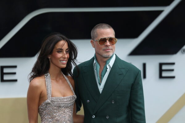 Brad Pitt – Ines de Ramon: Χέρι-χέρι στην πρεμιέρα της νέας του ταινίας – Η εμφάνιση που συζητήθηκε