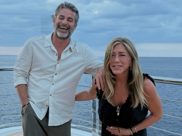 POV: Η Jennifer Aniston παίρνει συνέντευξη από τον σύντροφό της, Jim Curtis και γίνεται iconic