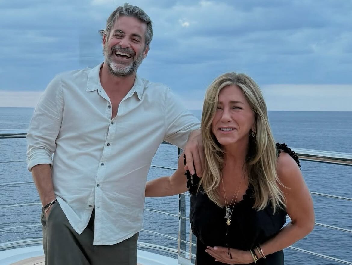 POV: Η Jennifer Aniston παίρνει συνέντευξη από τον σύντροφό της, Jim Curtis και γίνεται iconic