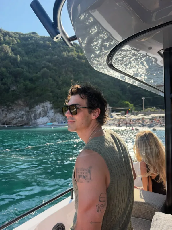 https://www.instagram.com/joejonas/