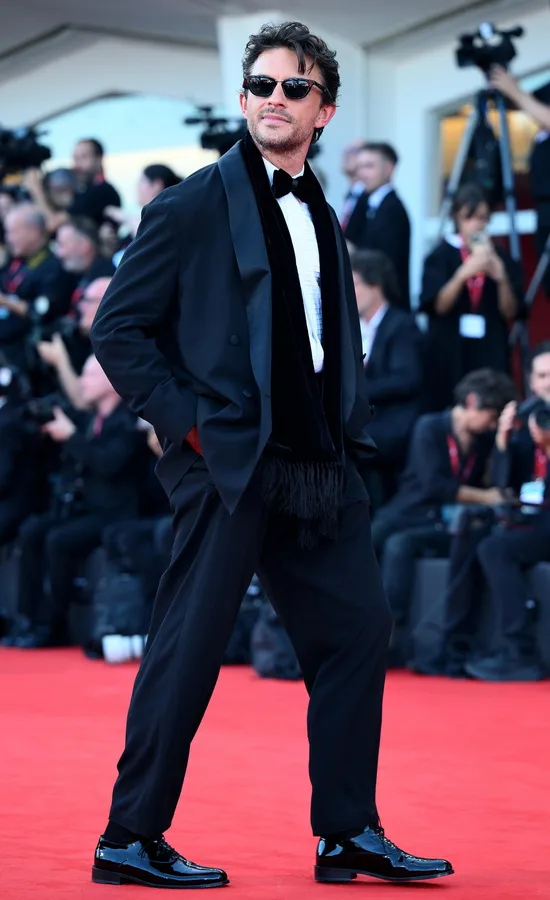 jonathan_bailey_festival_venetias