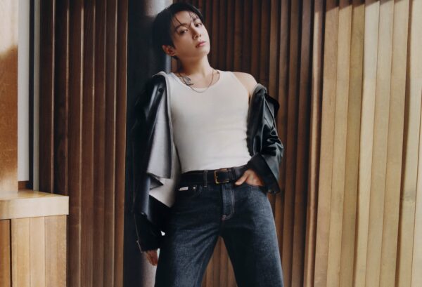 Ο Jung Kook επιστρέφει στη νέα καμπάνια της Calvin Klein και μάς ξεσηκώνει με τον χορό του