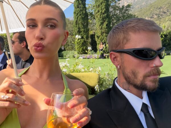 Justin Bieber: Οι τρυφερές selfies με τη Hailey στο γάμο του Finneas Sulewski
