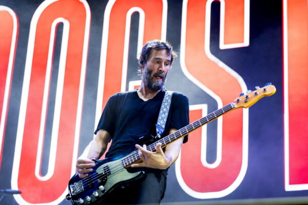 «Love will tear us apart»: Δες τον Keanu Reeves να χορεύει σε συναυλία του Peter Hook