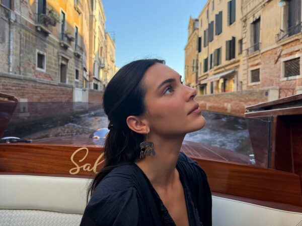 Η Kendall Jenner πρωταγωνιστεί στη νέα καμπάνια των Beats, απολαμβάνοντας μια βόλτα με βάρκα στα κανάλια της Βενετίας.