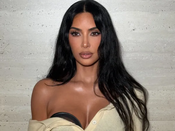 Η Kim Kardashian ποζάρει με ατημέλητα μαλλιά και αποκαλυπτικό ντύσιμο, αναδεικνύοντας τις αλλόκοτες διατροφικές της συνήθειες.