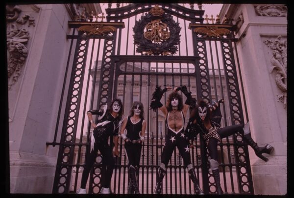 KISS: 50 χρόνια μετά το «Destroys Anaheim ’76» τούς χαρίζει το υψηλότερο chart debut