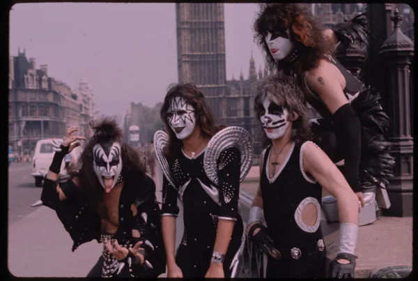 https://www.instagram.com/kissonline/