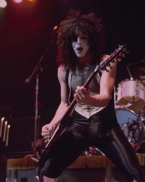 https://www.instagram.com/kissonline/