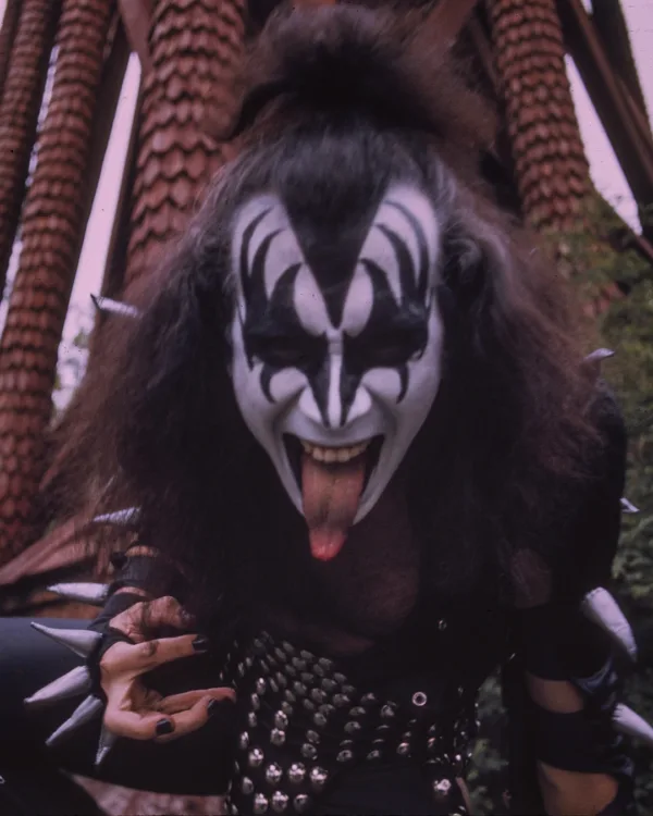 https://www.instagram.com/kissonline