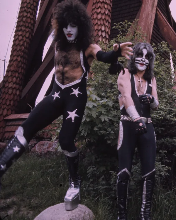 https://www.instagram.com/kissonline/
