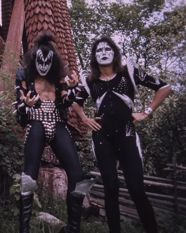 https://www.instagram.com/kissonline/