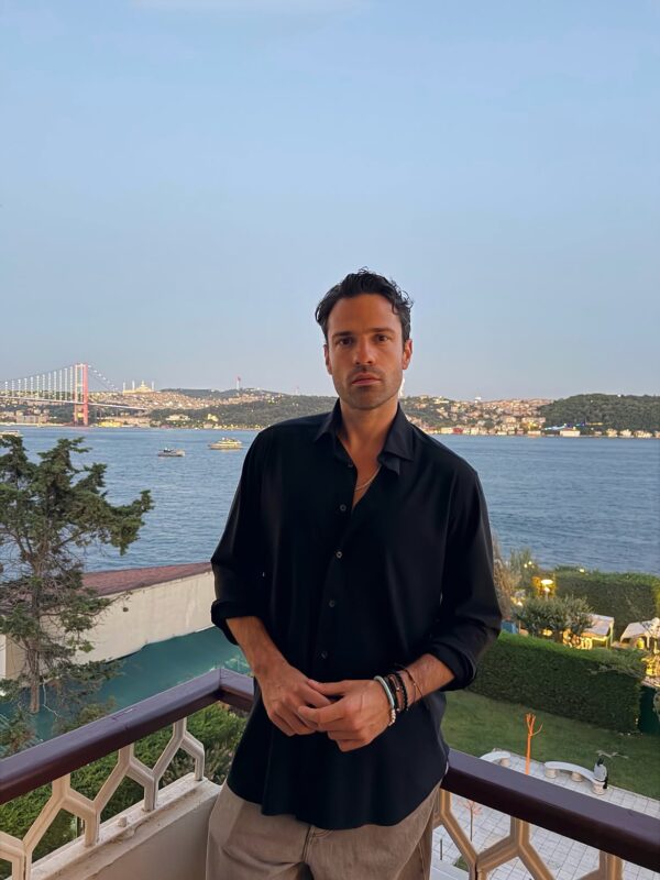 Ο Κωνσταντίνος Αργυρός θα τραγουδήσει για πρώτη φορά στο Παρίσι – Το μήνυμά του