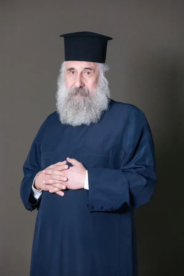 Ο ιερέας της νέας σειράς του MEGA «Δύο μαύρα πουκάμισα» με το χαρακτηριστικό του καπέλο και γένια.
