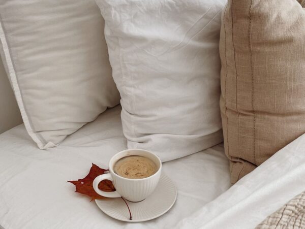 Πώς να κάνεις το κρεβάτι σου πιο cozy το φθινόπωρο – 5 tips για ατελείωτο χουζούρεμα