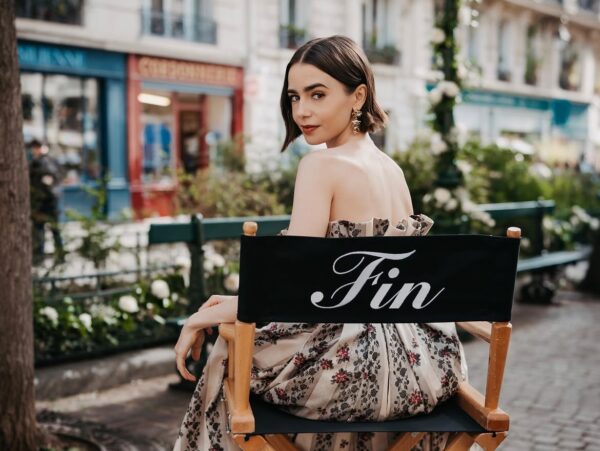 Η Lily Collins λέει «au revoir» στο «Emily in Paris»