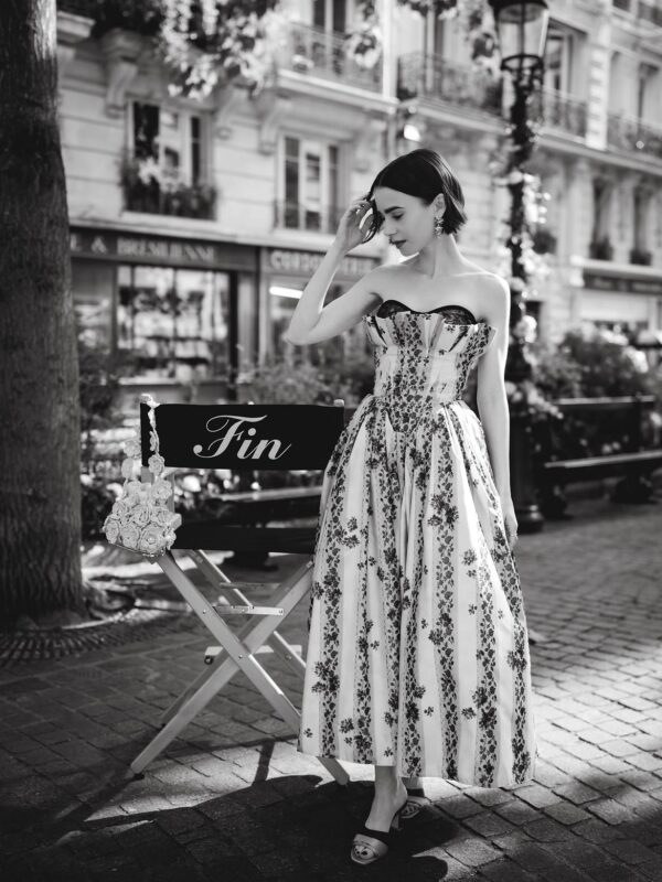 &Eta; Lily Collins &mu;&epsilon; &phi;ό&rho;&epsilon;&mu;&alpha; &sigma;&tau;&omicron; &Pi;&alpha;&rho;ί&sigma;&iota;, &delta;ί&pi;&lambda;&alpha; &sigma;&epsilon; &kappa;&alpha;&rho;έ&kappa;&lambda;&alpha; &sigma;&kappa;&eta;&nu;&omicron;&theta;έ&tau;&eta; &mu;&epsilon; &tau;&eta;&nu; έ&nu;&delta;&epsilon;&iota;&xi;&eta; "Fin".