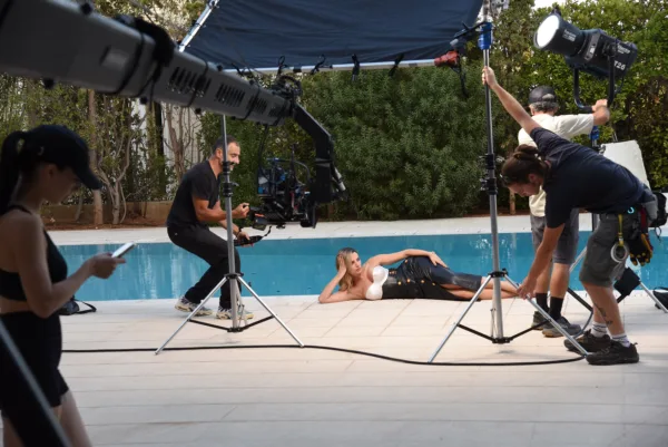 lioliou pagkosmia mera pseuti video clip backstage (5)