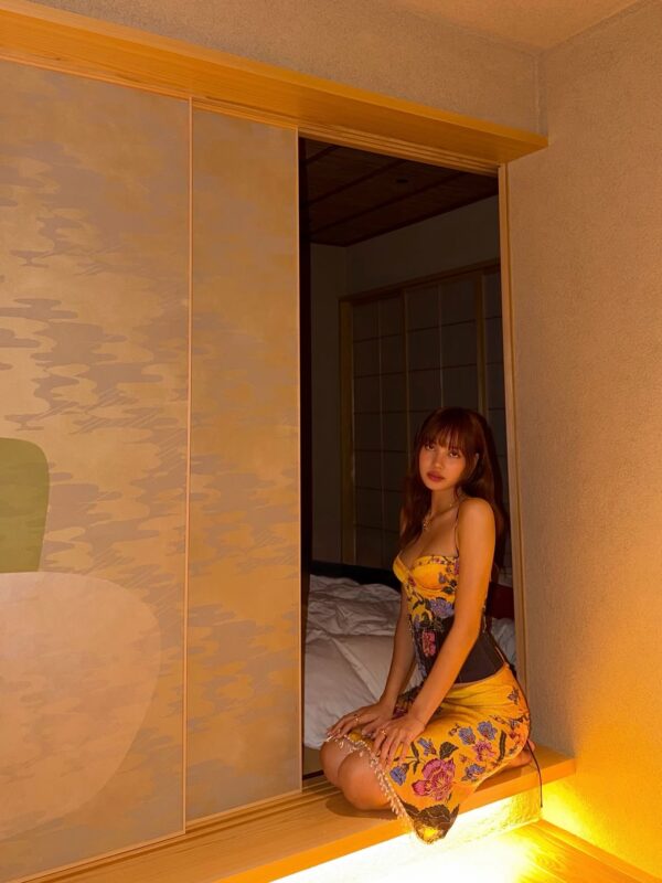 https://www.instagram.com/lalalalisa_m/