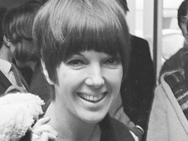 Mary Quant: Η γυναίκα που «έκοψε» τις φούστες μας και απελευθέρωσε ολόκληρη γενιά