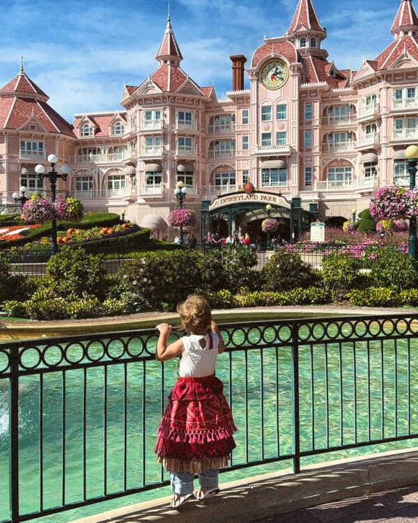 Η Μαίρη Συνατσάκη με την κόρη της στη Disneyland, μπροστά από το εντυπωσιακό ξενοδοχείο και την είσοδο του πάρκου.