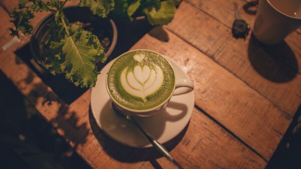 Matcha: Πώς έγινε η νέα εμμονή σου – Γιατί όλοι αντικαθιστούν τον καφέ με το πράσινο ρόφημα